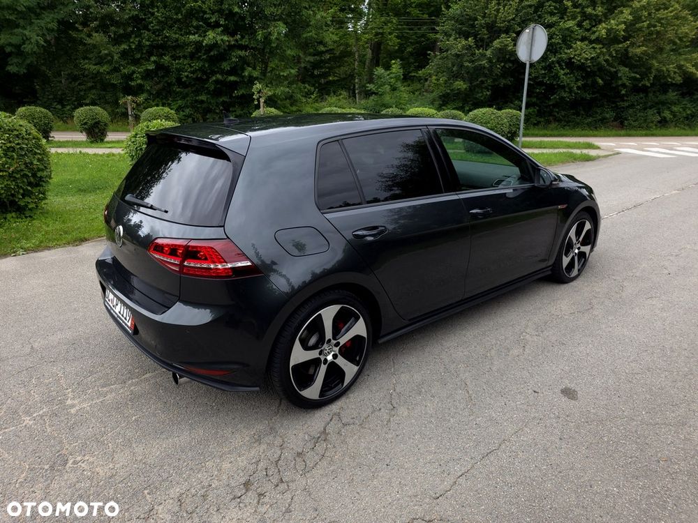 Volkswagen Golf - 6