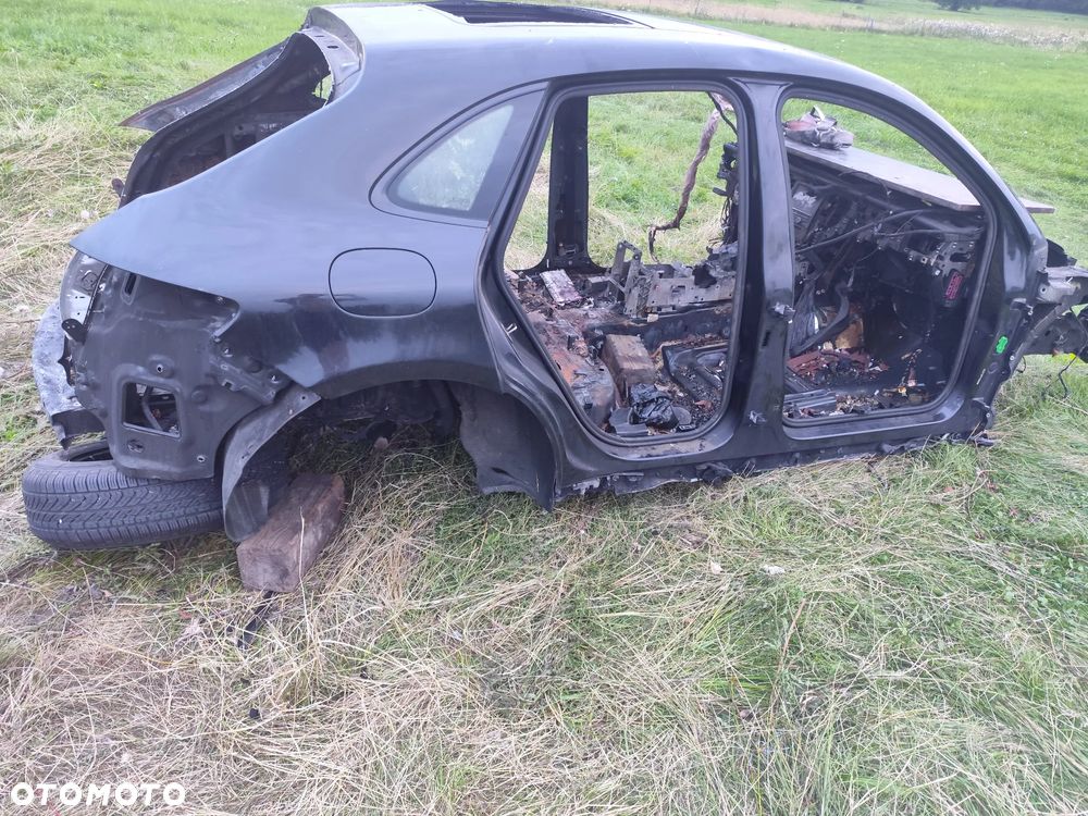 Porsche Macan Turbo S 14r. Blotnik lewy tył ćwiartka dach podłużnica przód lewa dokumenty - 1