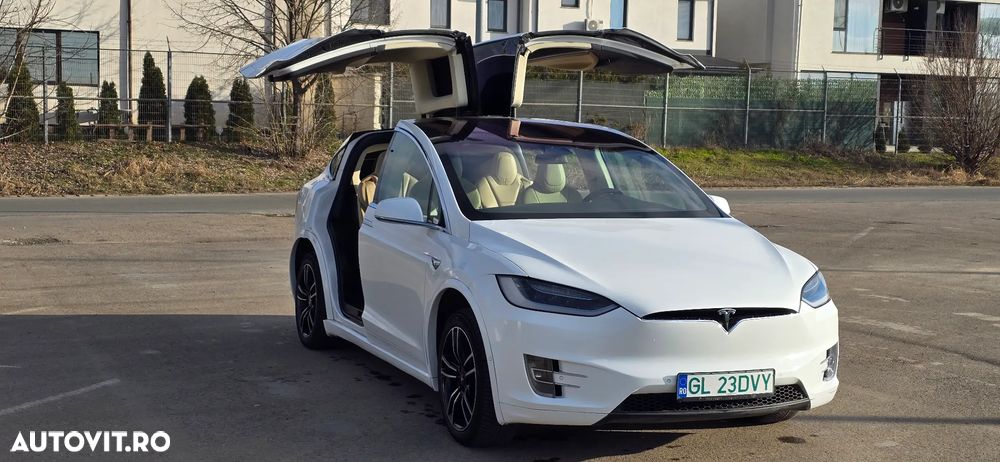 Tesla Model X - 8