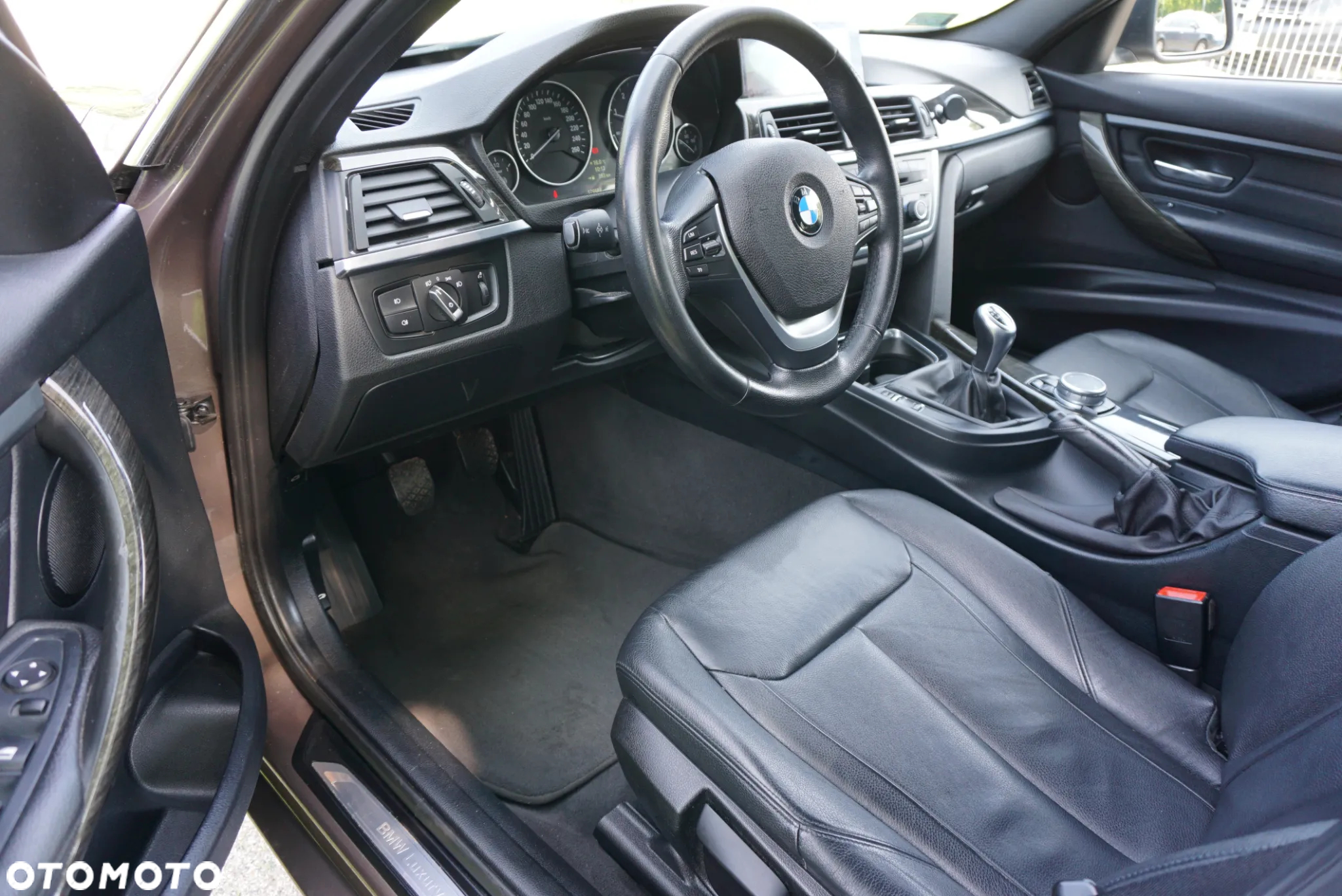 BMW Seria 3 318d Touring Luxury Line - 12