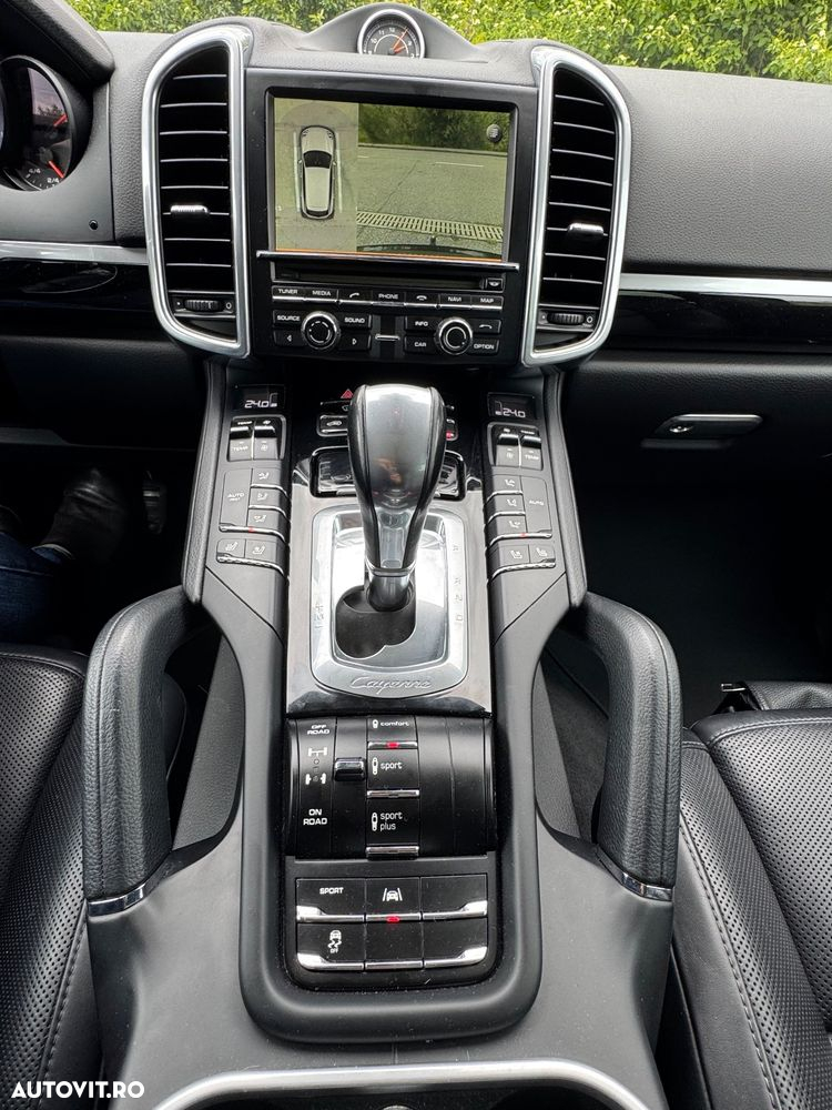 Porsche Cayenne 3.0 L - 8