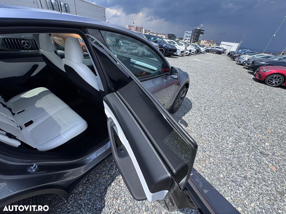 Tesla Model Y - 17