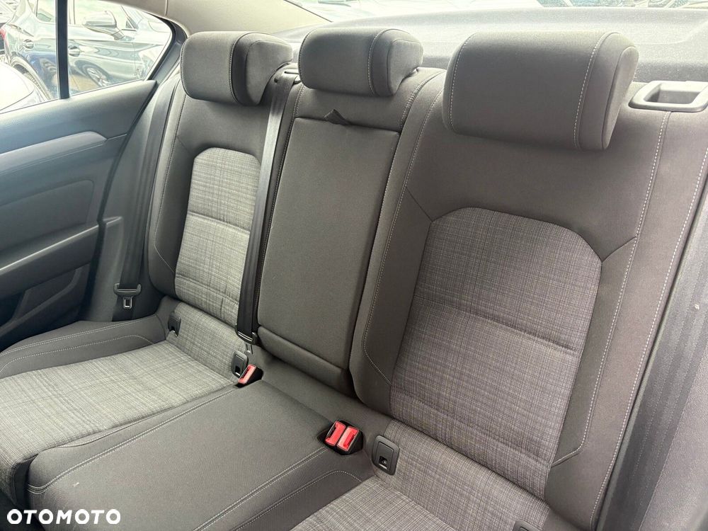 Volkswagen Passat - 14