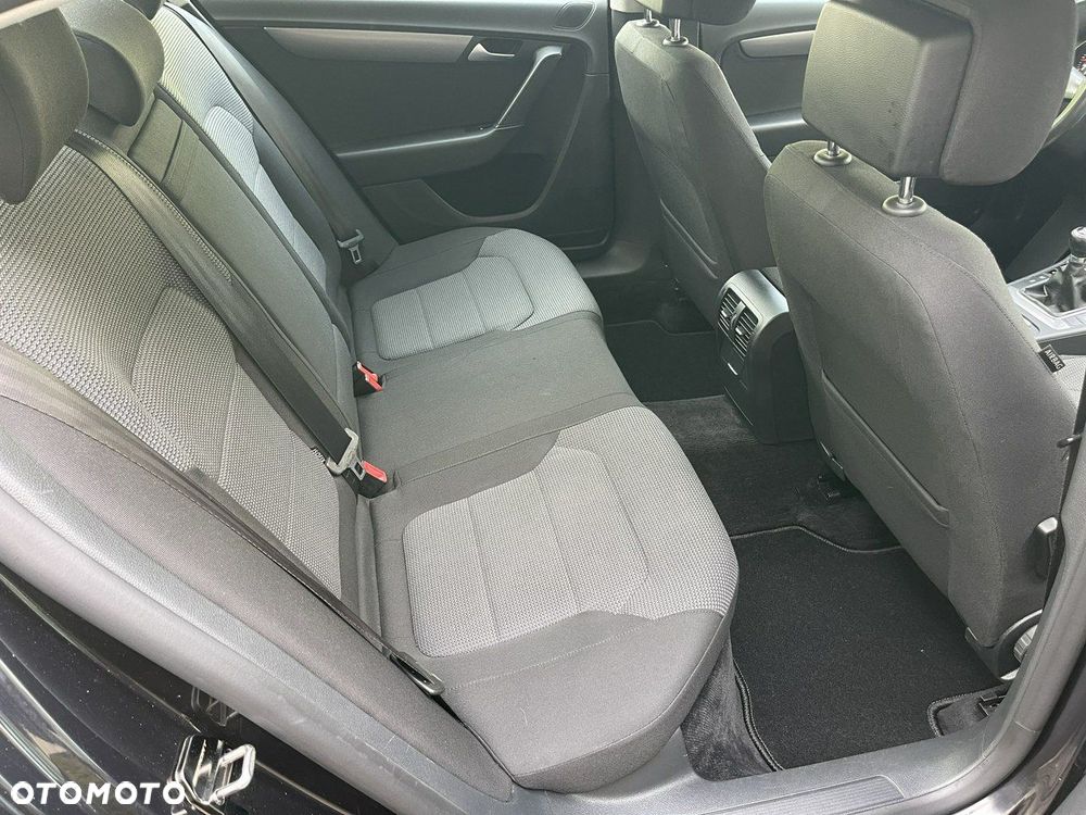 Volkswagen Passat - 25