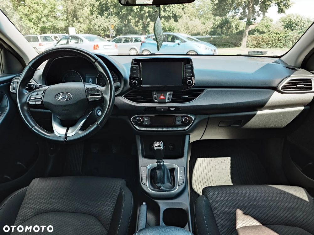 Hyundai i30 Fastback 1.6 CRDI Premium - 11