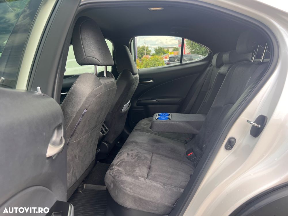 Lexus UX - 12