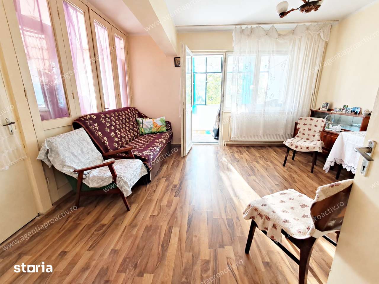Apartament cu 4 camere , Micro 39B, etajul 1, 2 băi și 2 balcoane — fotografia 2