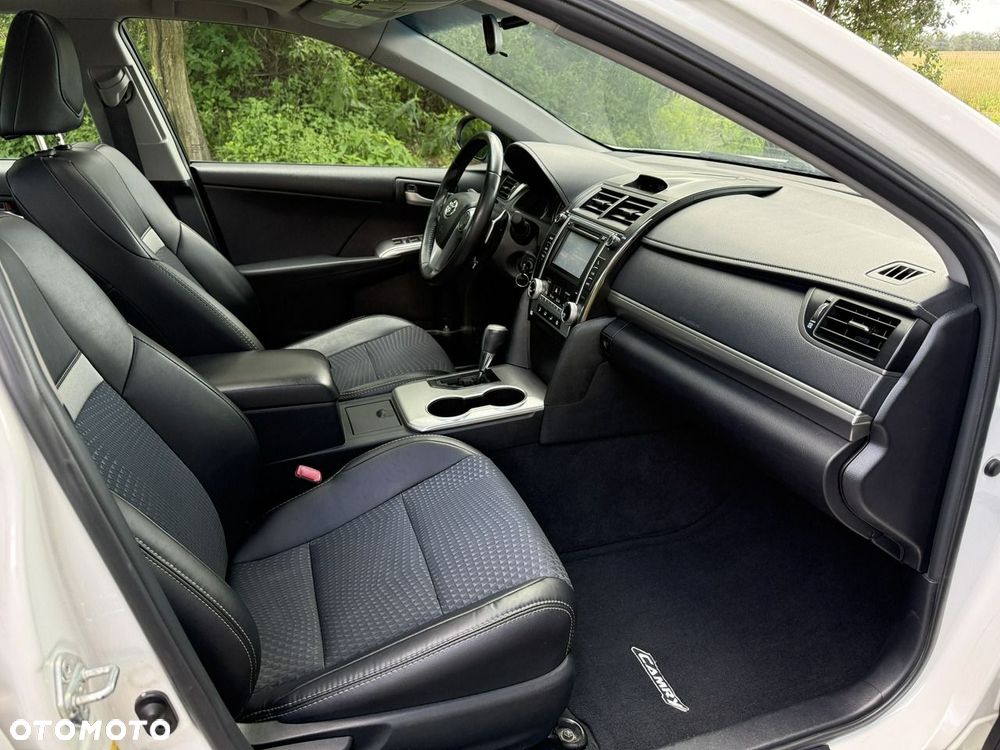 Toyota Camry - 32