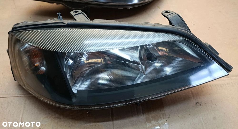 . Astra G II Bertone lampa przednia przód PRAWA oryginał EUROPA stan bdb bez uszkodzeń Opel - 1