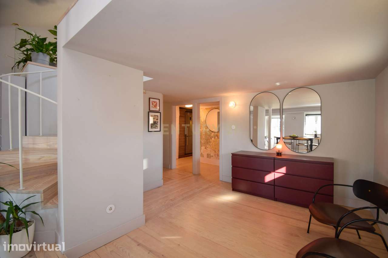 Apartamento com mezzanine e potencial de reconversão na Estrela - Grande imagem: 4/18