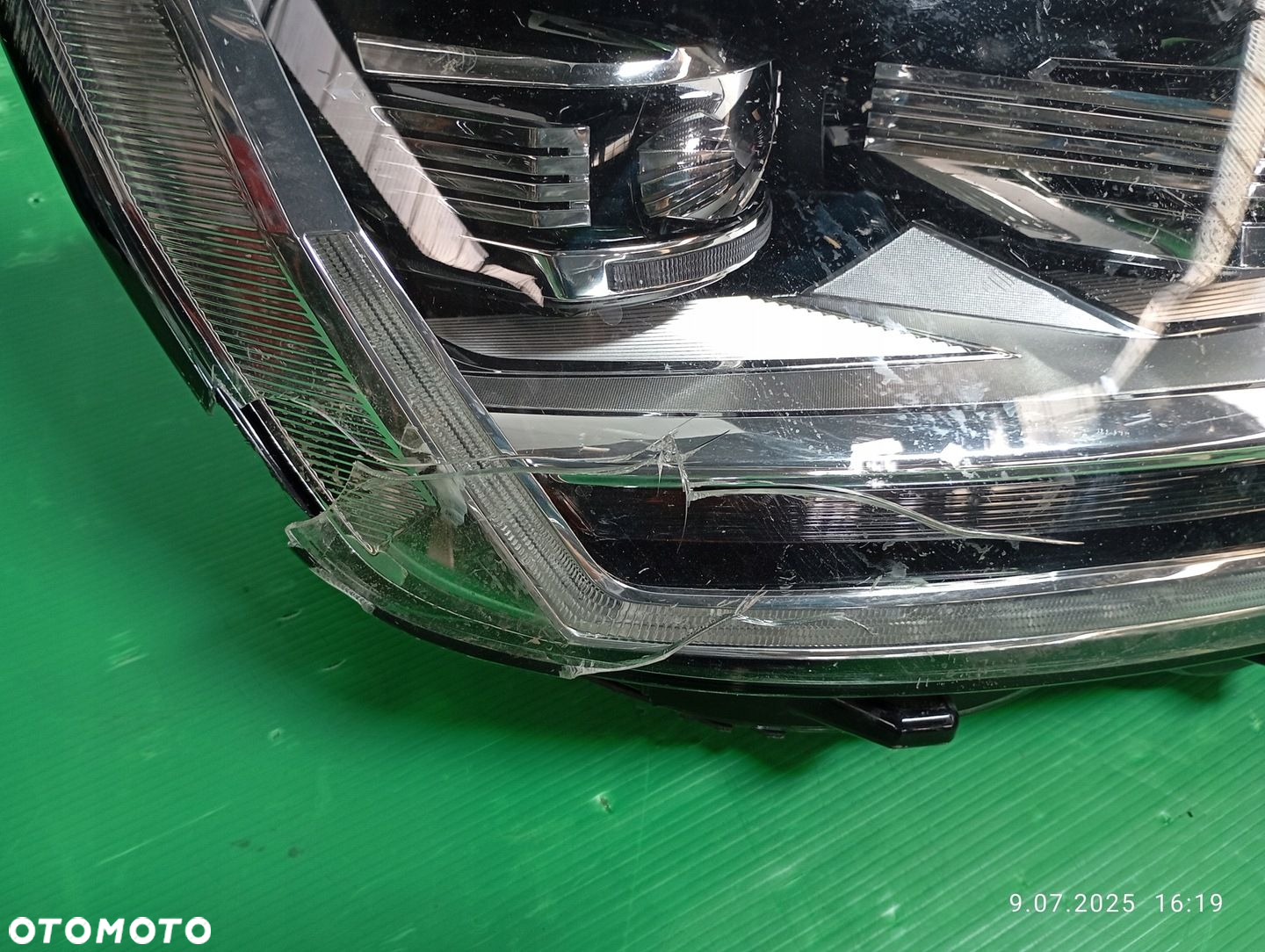 LAMPA PRZÓD PRZEDNIA PRAWA VW T6 MULTIVAN 7E1941036 uszkodzona - 2
