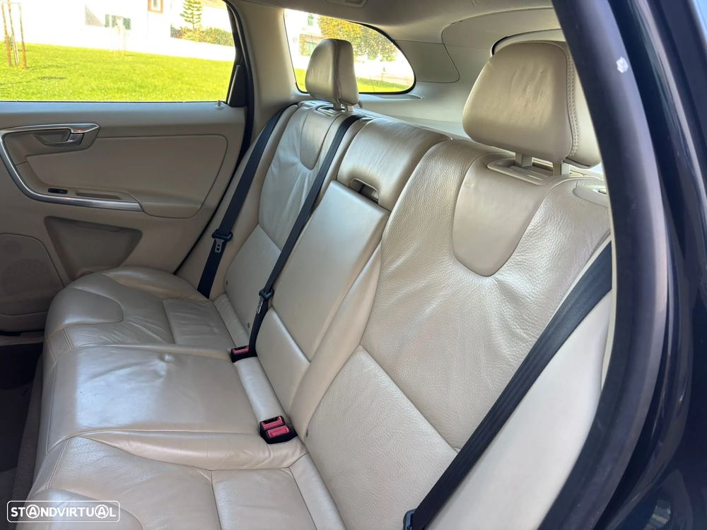 Volvo XC 60 2.0 D3 R-Design Geartronic - 43