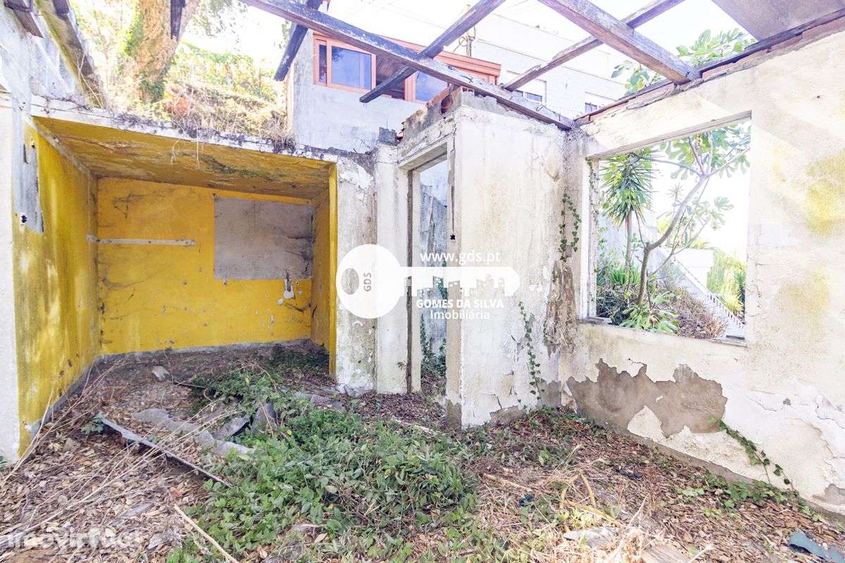 Moradia tri-familiar em ruína com afetação de comércio e habitação - Grande imagem: 3/31