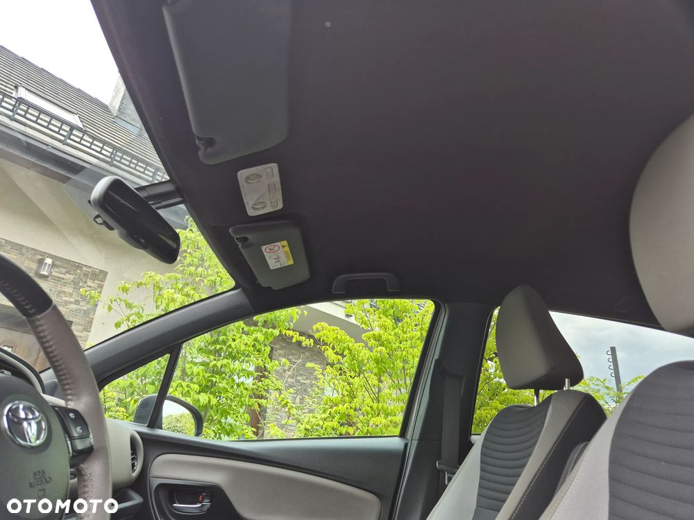 Toyota Yaris Hybrid 100 Business Edition - 26