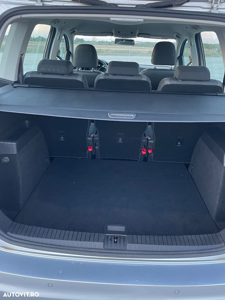 Volkswagen Touran ver-1-6-tdi-scr-bluemotion-technology-dsg-sound - 9