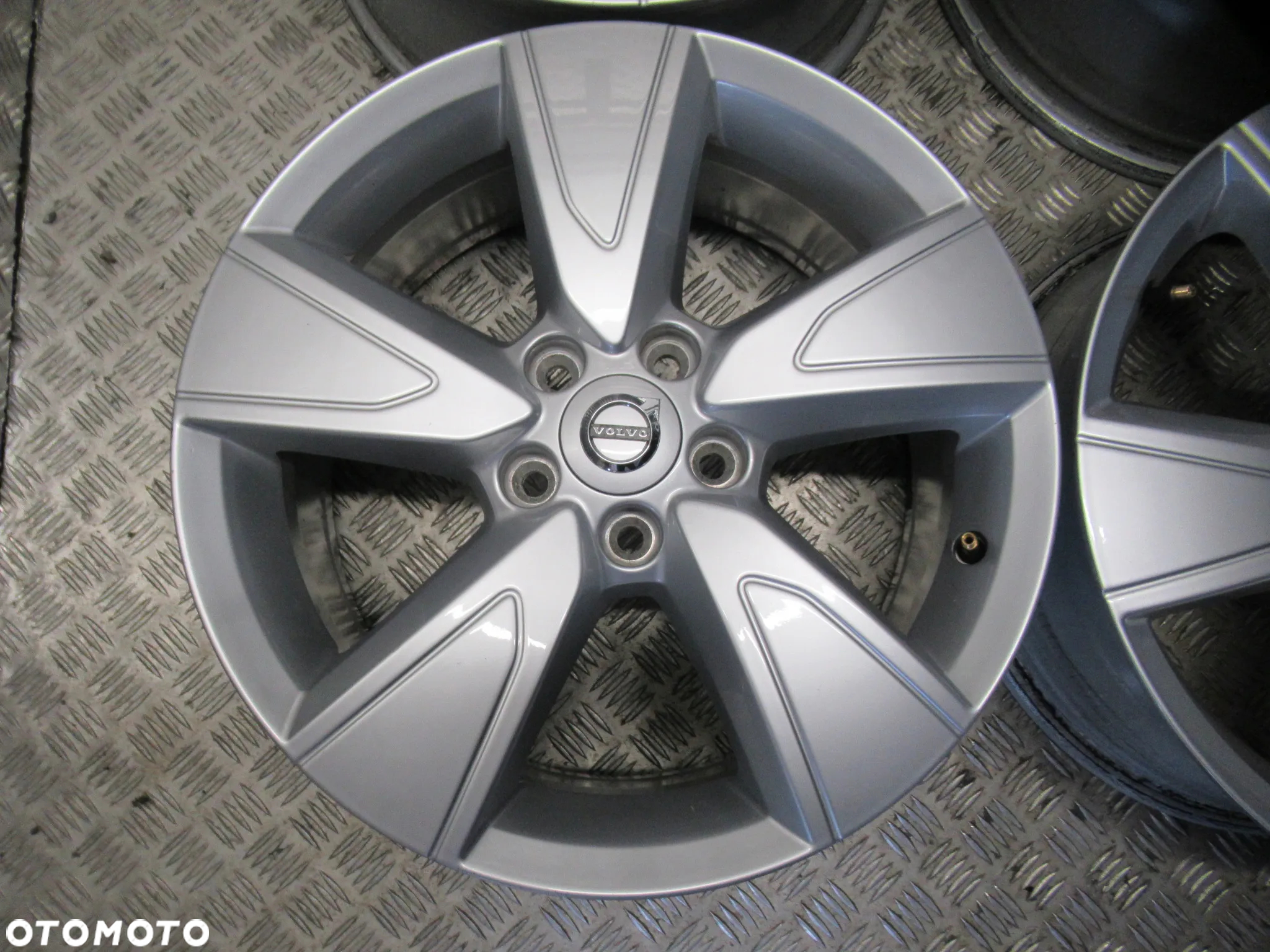 Felgi Volvo XC40 XC60 XC70 C40 C70 V40 V70 V90 7,5Jx17 et50,5 5x108 BDB - 6