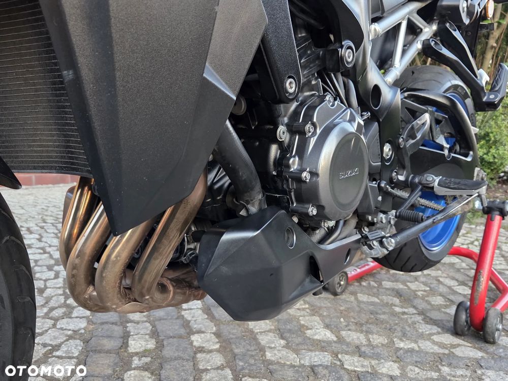 Suzuki GSX - 31