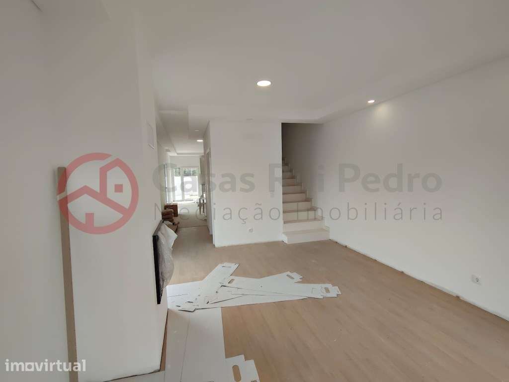 Moradia Geminada Triplex T4 em Lote de Gaveto, Conforto e Tranquili... - Grande imagem: 5/45