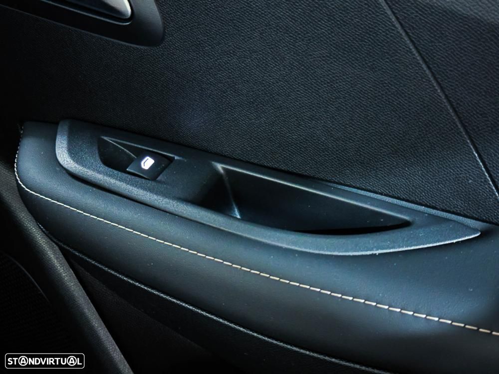 Peugeot 208 1.2 Hybrid Allure e-DCS6 - 28