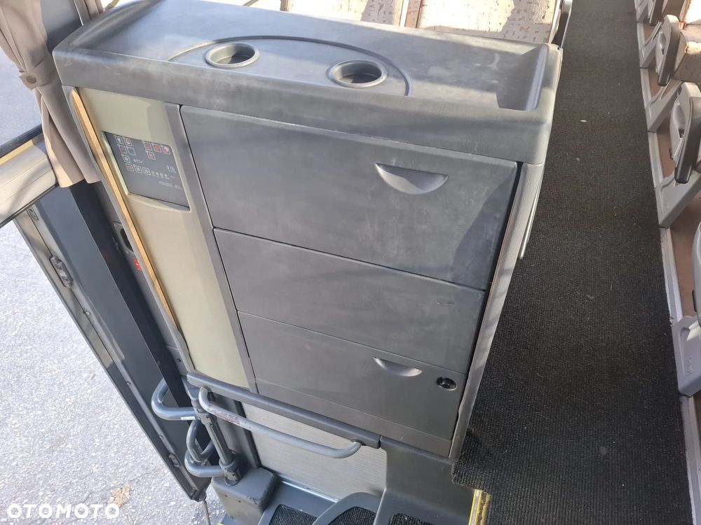 MAN LION'S COACH - 39