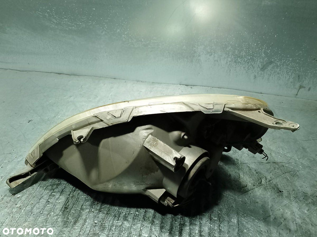 LAMPA PRZÓD PRAWA TOYOTA YARIS I ( 99-05 ) - 7