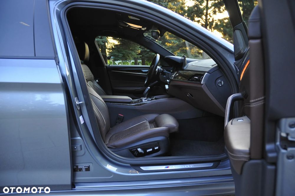 BMW Seria 5 M550i xDrive sport - 23