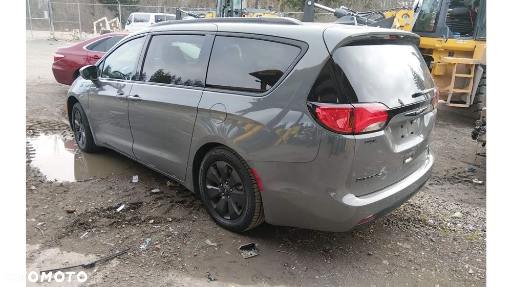 Chrysler Pacifica - 4