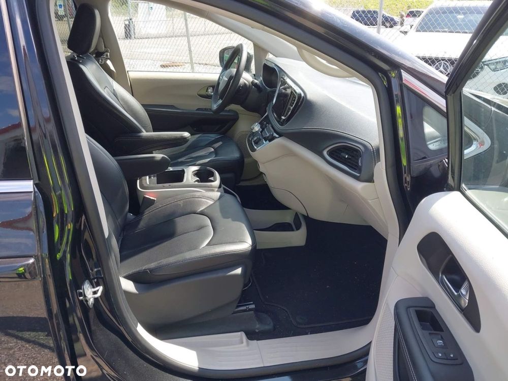 Chrysler Pacifica - 11