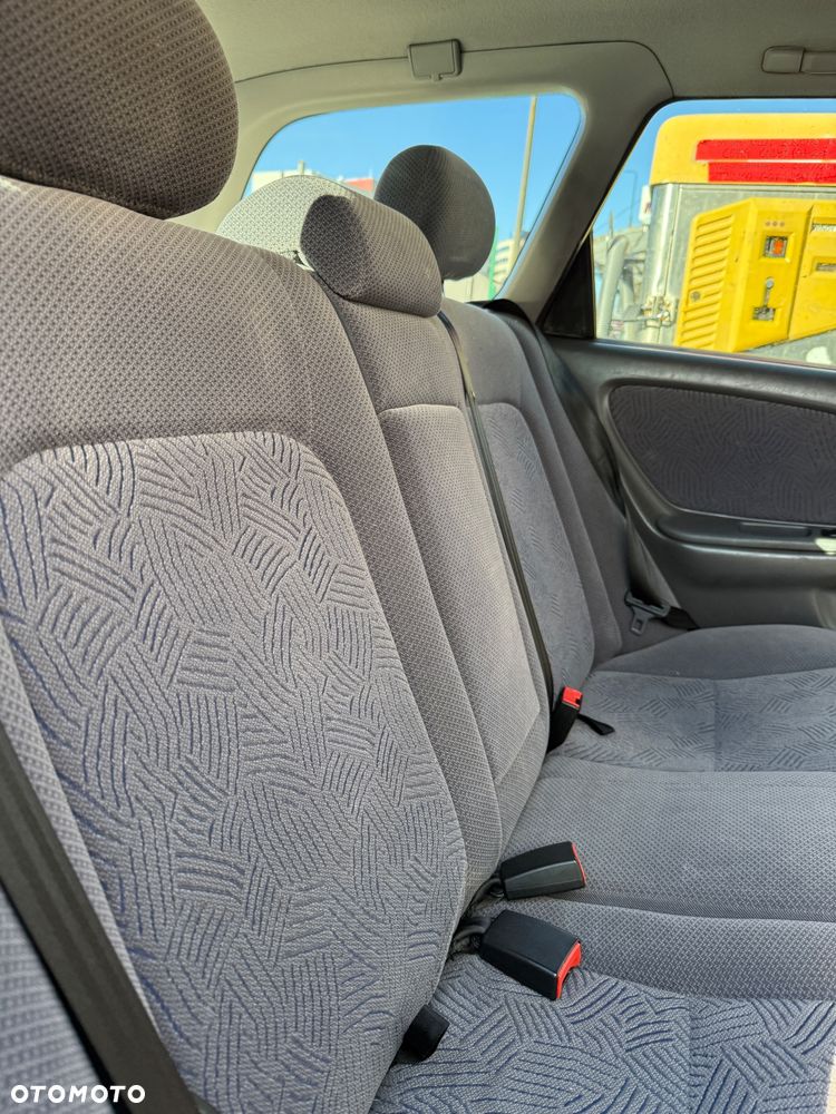 Toyota Avensis 2.0 Sol - 35