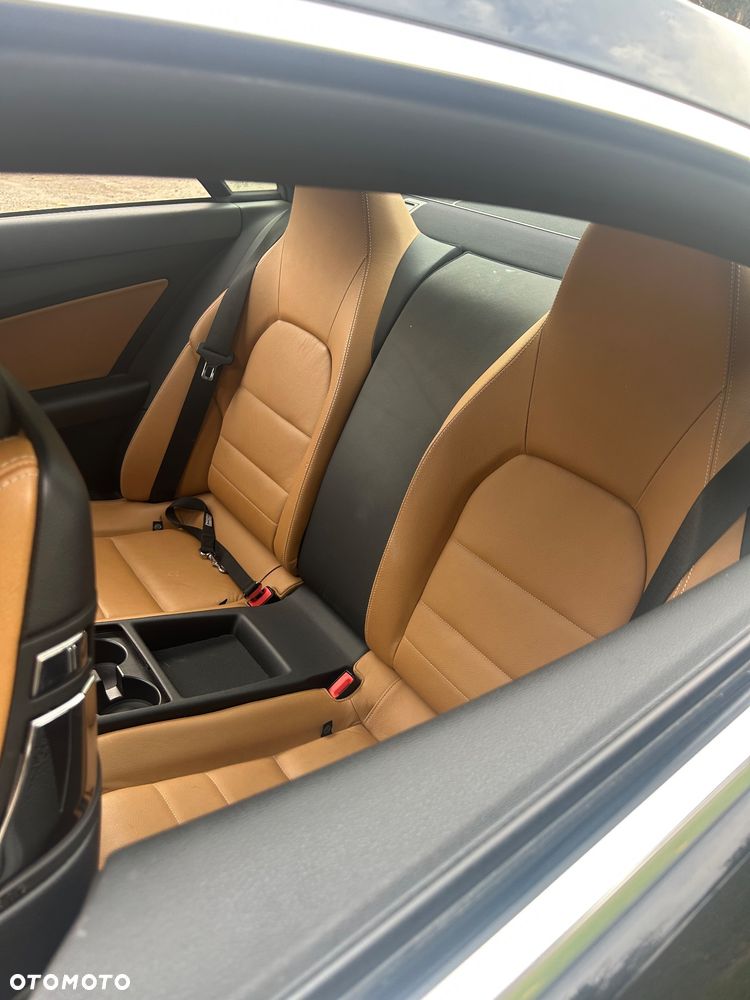 Mercedes-Benz E200 Coupé 2011 photo 4