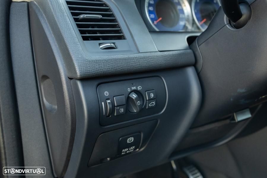 Volvo XC 60 2.0 D3 Drive R-Design 85 Anos Start/Stop - 33