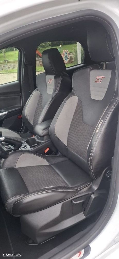 Ford Focus 2.0 EcoBoost ST c/ Pack Pele Desportiva - 16