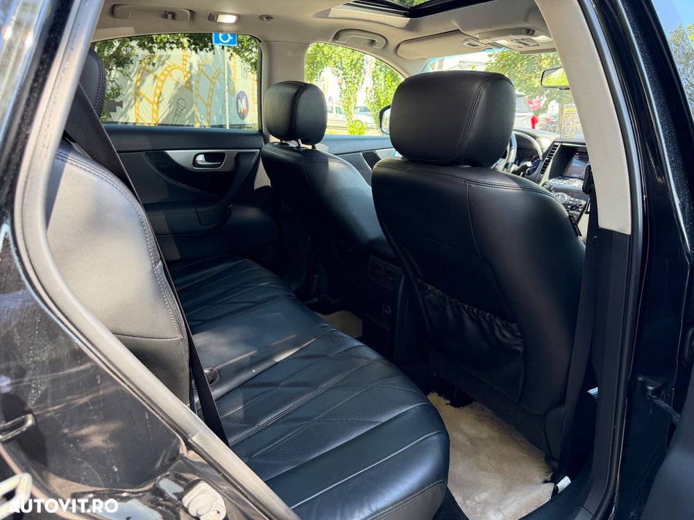 Infiniti Q70 - 10
