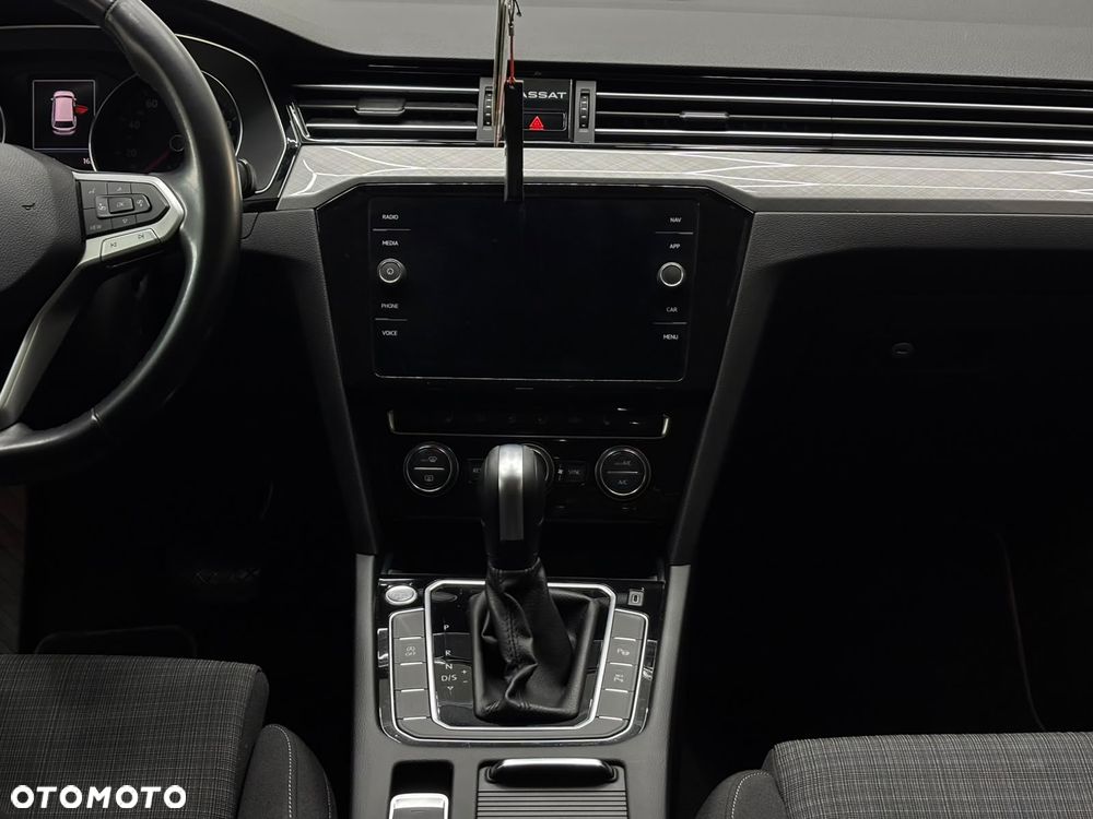 Volkswagen Passat - 12