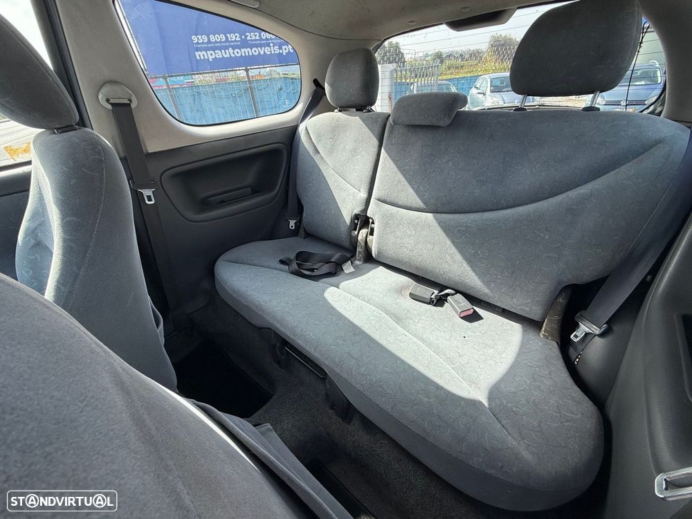 Toyota Yaris 1.0 Base C/Radio - 12