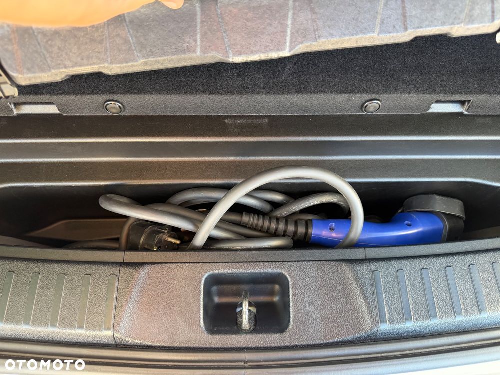 Toyota Prius (Hybrid) Life - 24