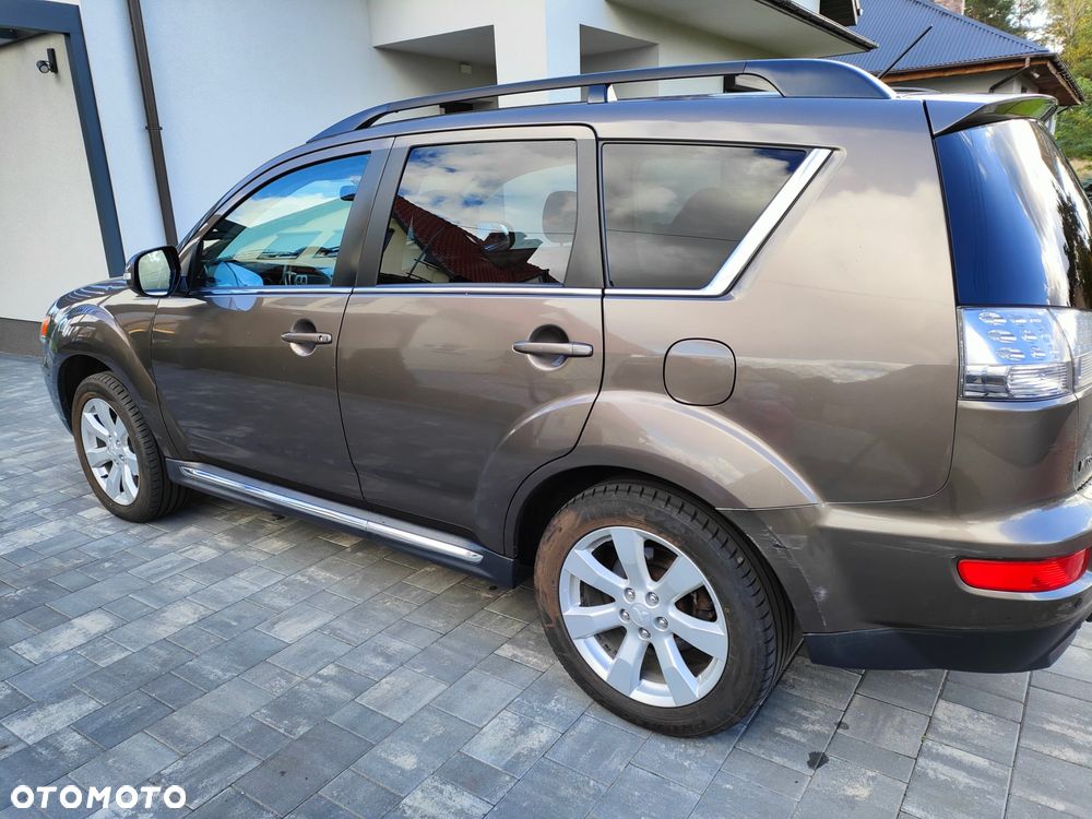 Mitsubishi Outlander 2011 photo 2
