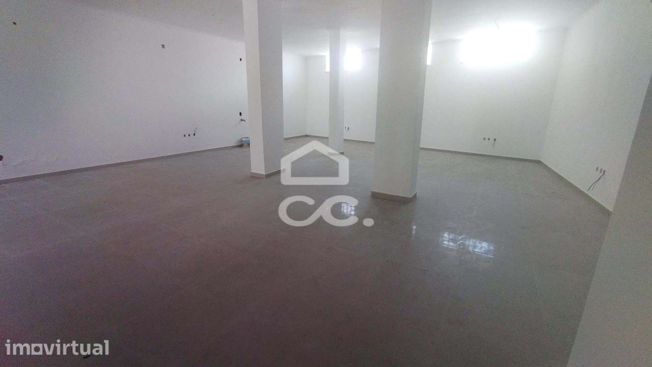 Loja com 200m2 de área no centro da Vila de Pataias-Alcobaça. - Grande imagem: 4/5
