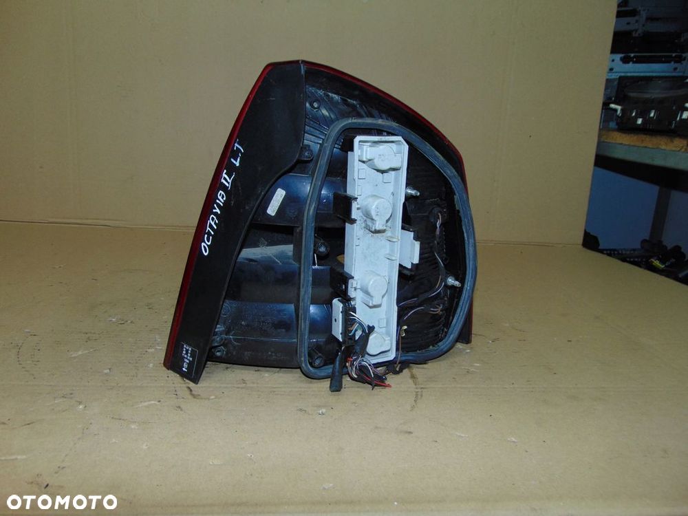 LAMPA LEWA TYŁ TYLNIA SKODA OCTAVIA II HB LIFT FL - 2
