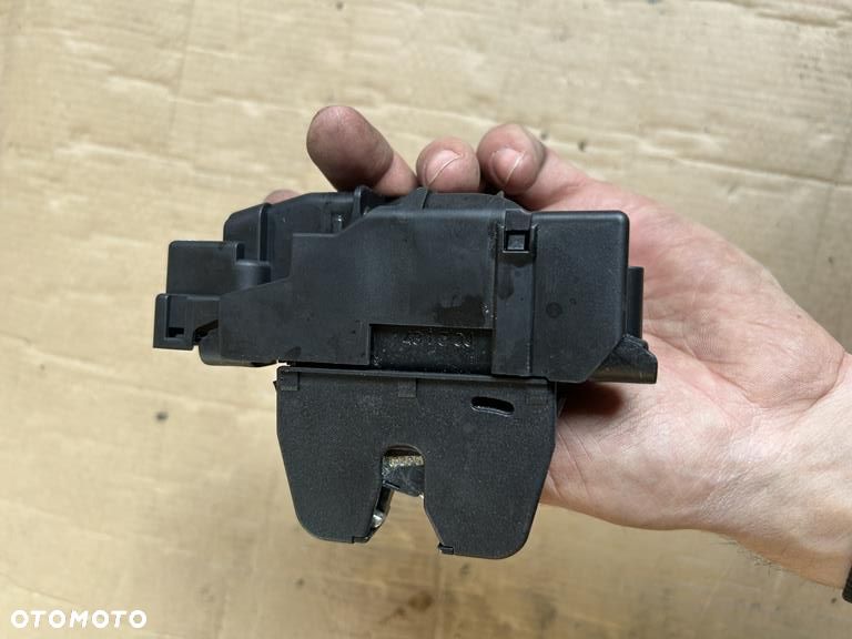 zamek klapy bagażnika Peugeot 308 II T9 9804762080 - 1