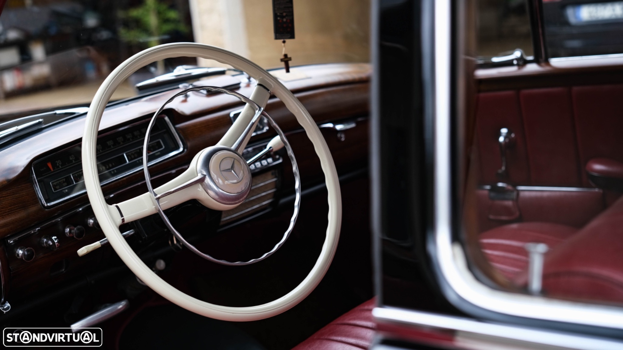 Mercedes-Benz 220 - 24