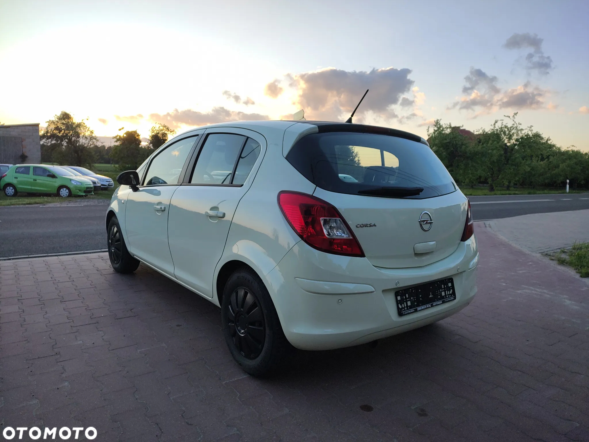 Opel Corsa 1.2 16V Enjoy - 10