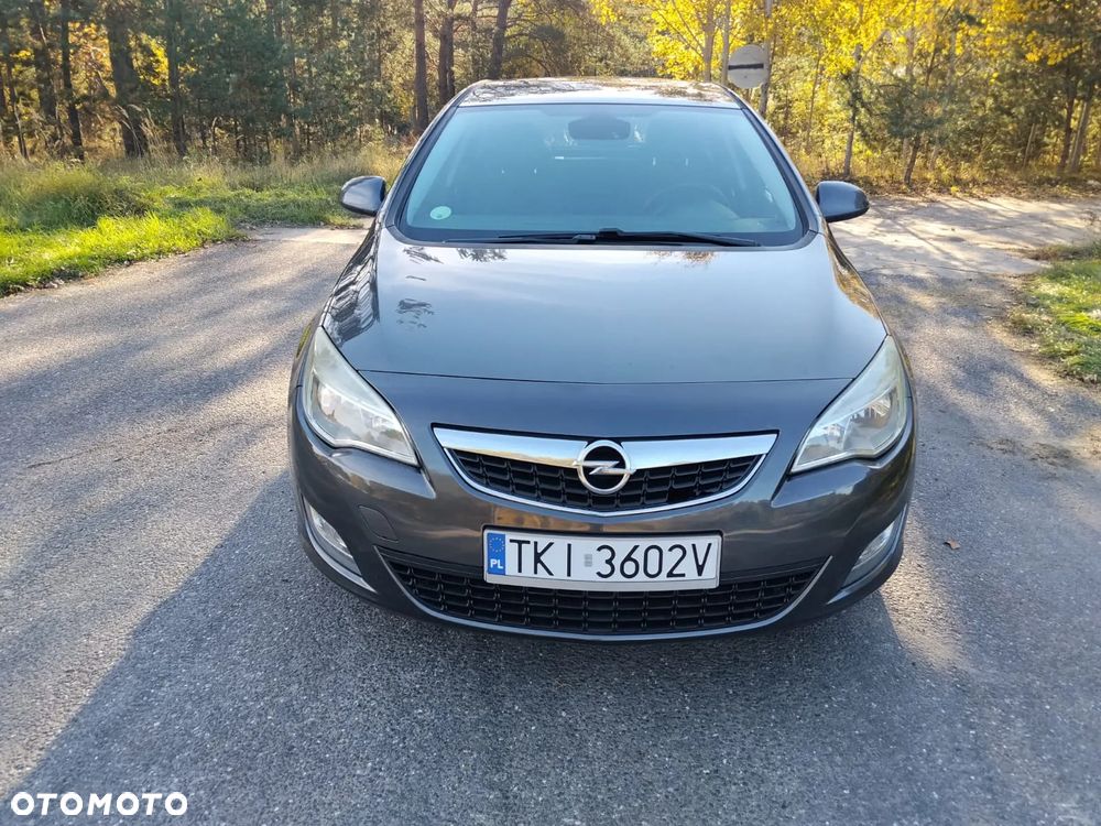 Opel Astra 2011 photo 2