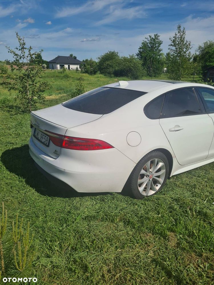 Jaguar XF 2.0 i4D AWD R-Sport - 4