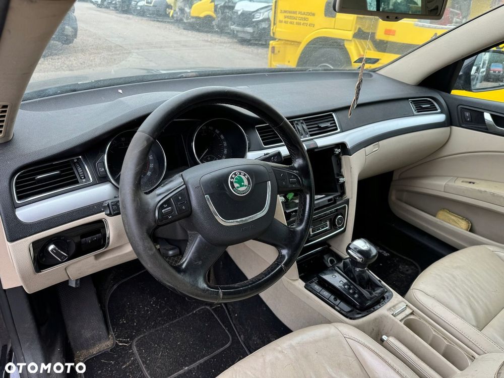 Skoda Superb II 2,0 TDI 10r konsola deska przekładka - 3