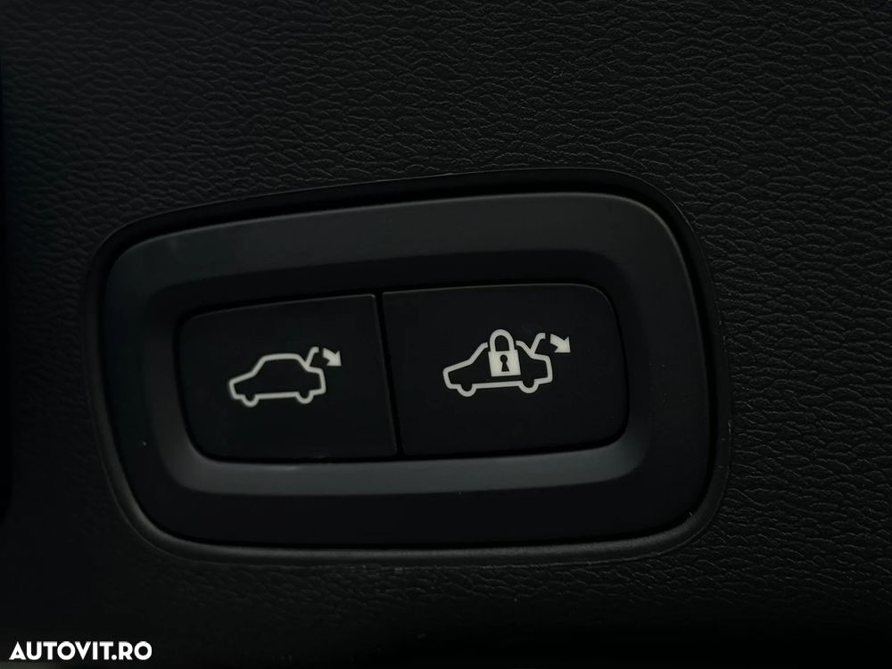 Volvo XC 60 T6 AWD AT PHEV Plus Dark - 40