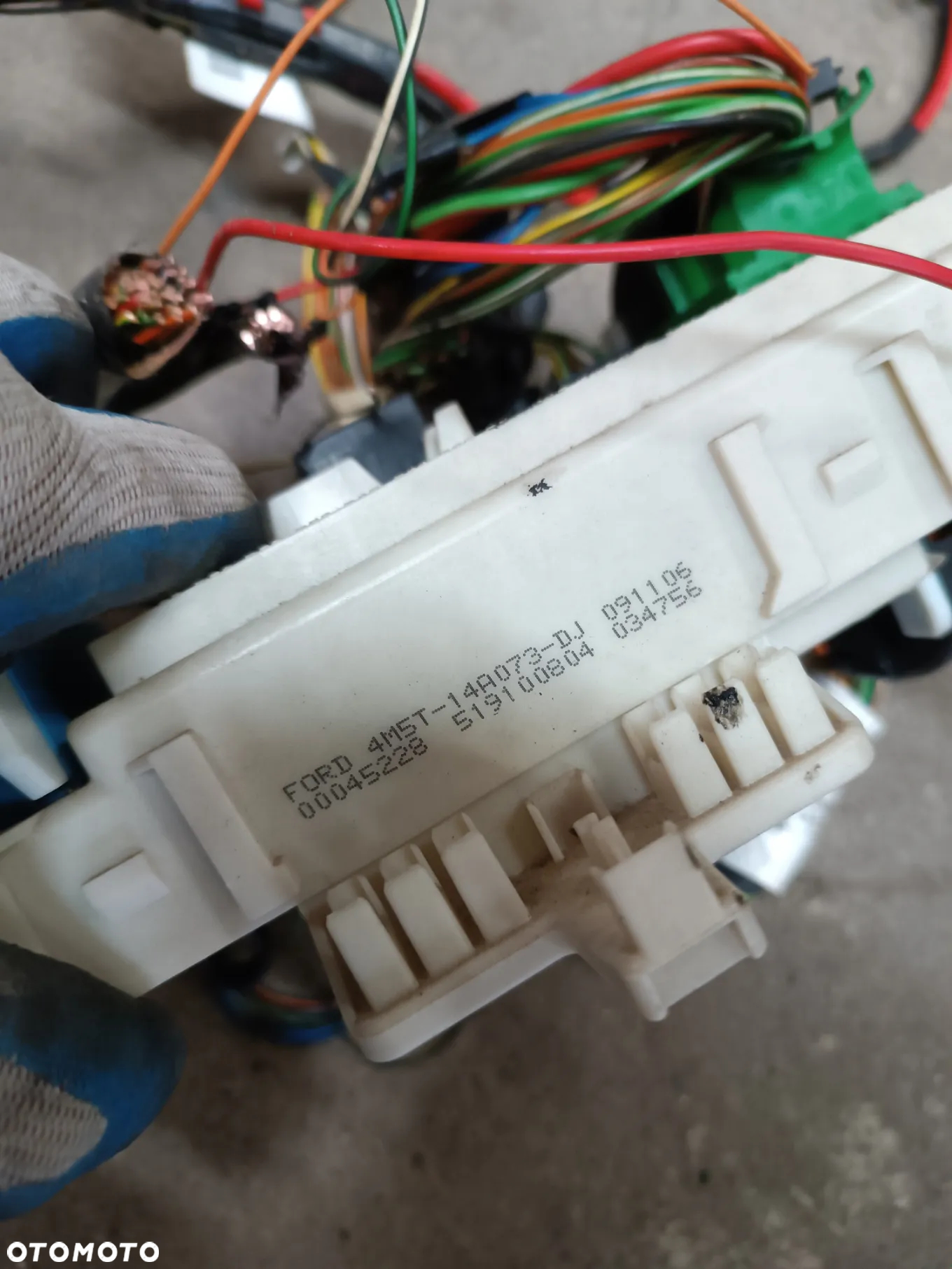 FORD FOCUS MK2 SKRZYNKA BEZPIECZNIKÓW 4M5T-14A073-DJ KOMPLETNA Z WTYCZKAMI - 3