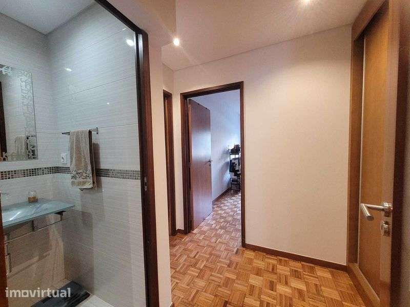 T2 com garagem e arrumos no Pinheiro Manso - Grande imagem: 4/10