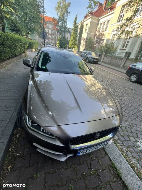 Jaguar XE 2.0 D Portfolio - 5