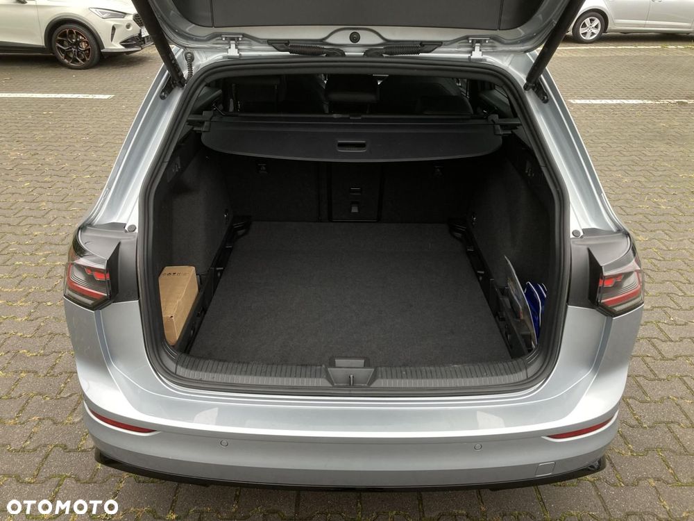Volkswagen Golf VIII 1.5 eTSI mHEV R-Line DSG - 28
